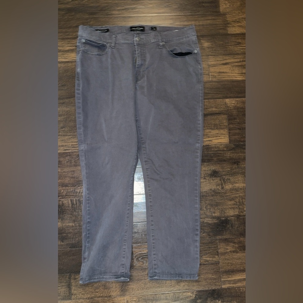 Men’s lucky brand Gray Denim Jeans
410 athletic slim style fit